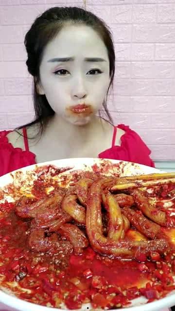 网红小姐姐吃麻辣八瓜鱼,辣味十足，网友直呼过瘾！